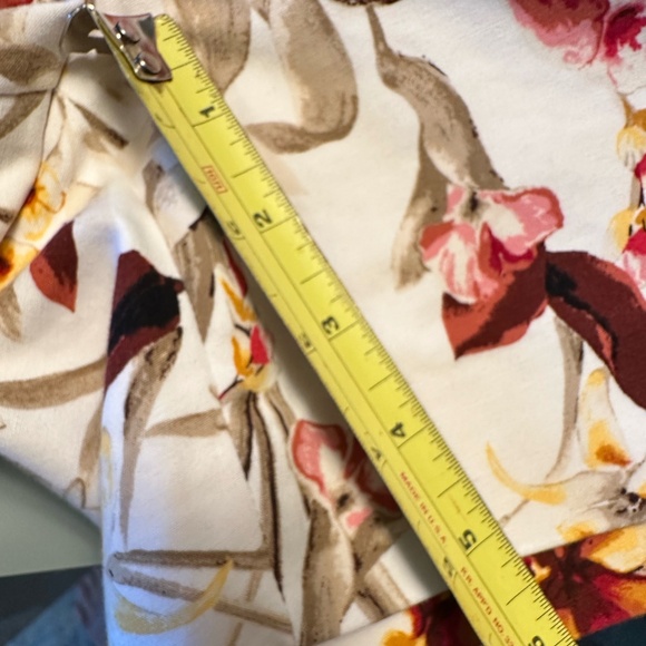 While House Black Market Floral 5” Short ~ Size 2 - Picture 6 of 8